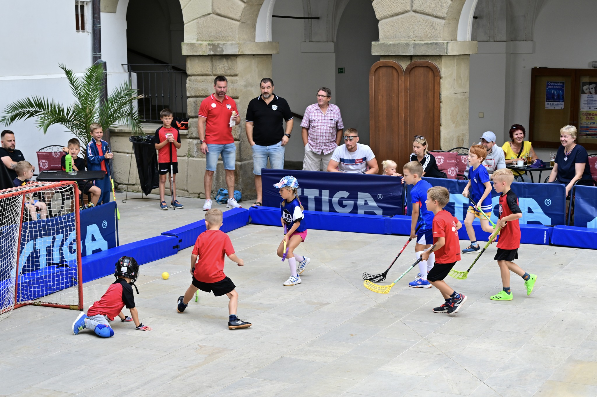 Hokejová mládež si zahrála florbalové zápasy na nádvoří ostrožského zámku